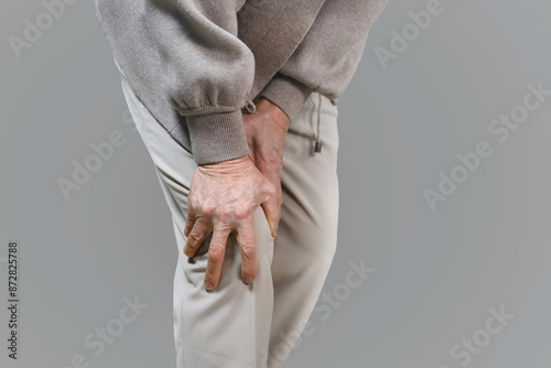 Foto Elderly Woman with Knee Pain Due to Degenerative Arthritis