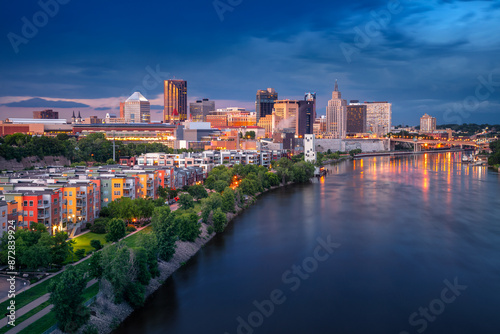 Obraz na płótnie Saint Paul, Minnesota, USA. Aerial cityscape image of downtown St. Paul, Minnesota, USA with reflection of the skyline in Mississippi River at stormy summer sunset. w salonie