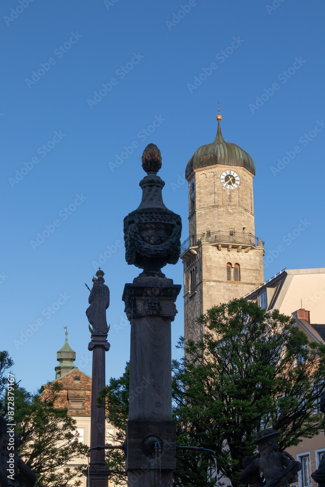Fototapeta premium Marienplatz mit Kirche Mariä Himmelfahrt Weilheim in Oberbayern