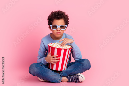 Φωτογραφία Full length photo of moody funny grandson wear blue pullover watching movie enjo