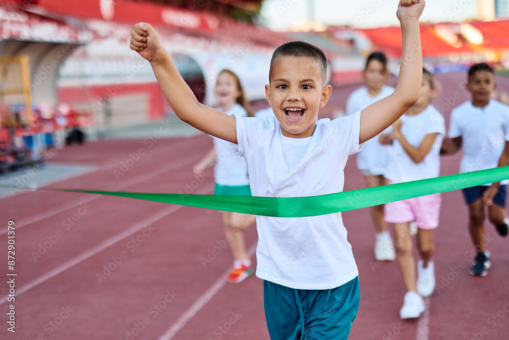 Obraz premium child sport athlete competition running race victory success win winner exercise sprinting runner achievement finish line finish celebration challenge happiness winning motivation excitement