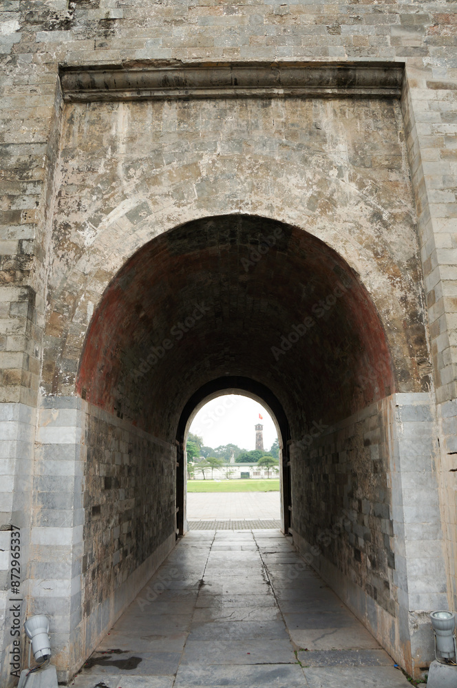 ベトナムのとある町中にある有名なタンロン城跡の入口