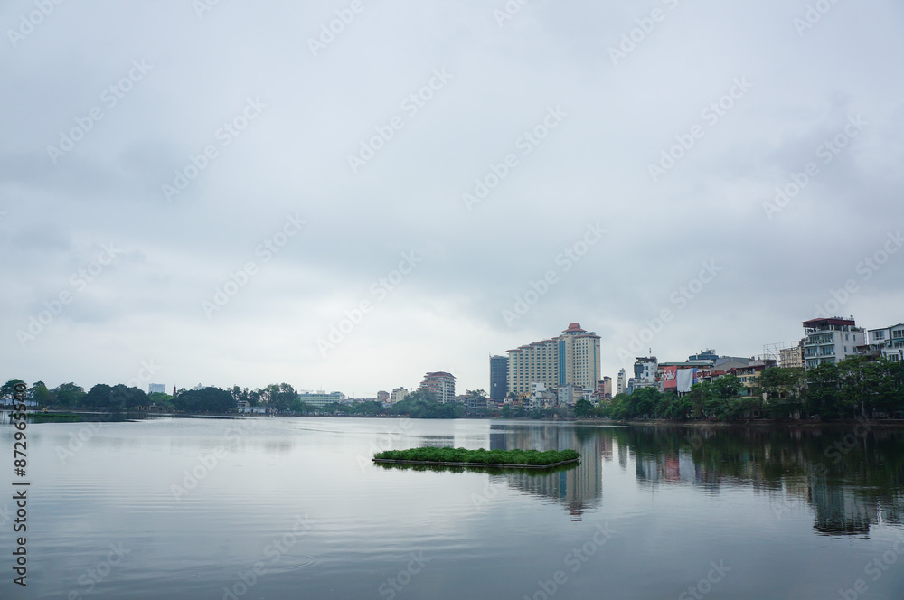 Fototapeta premium ベトナムのハノイ市内にある湖のほとりから眺める風景
