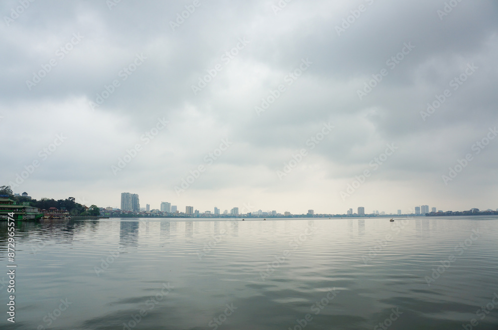 ベトナムのハノイ市内にある湖のほとりから眺める風景 ベトナムのハノイ市内にある湖のほとりから眺める風景