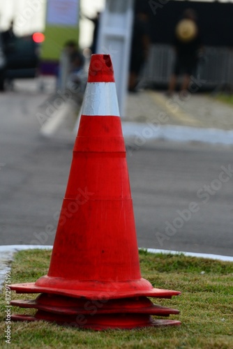  A sinalização de trânsito é um conjunto de sinais e dispositivos utilizados para orientar e alertar os usuários das vias terrestres. Cones de sinalização