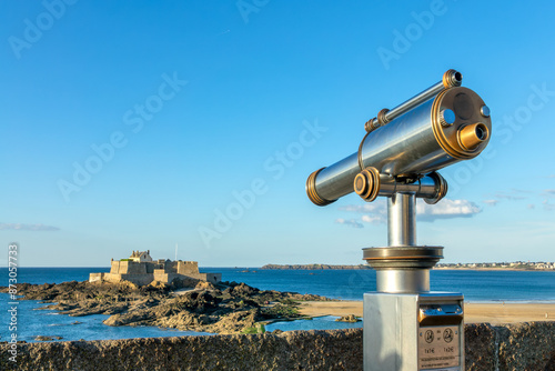 Canvas Print Binocular public viewer and  the castle of St Malo in Saint Malo, llle-et-Vilain