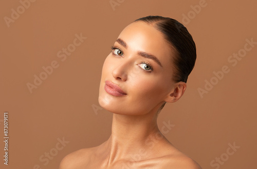 Fotografia Beauty portrait of young European lady, her face bathed in soft lighting, exuding an aura of timeless elegance and confidence