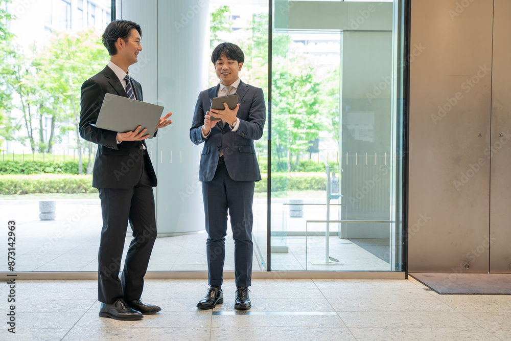 打合せをする男性ビジネスマン 打合せをする男性ビジネスマン