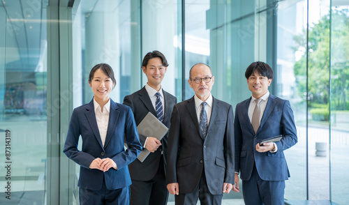 社長と男女のビジネスマン