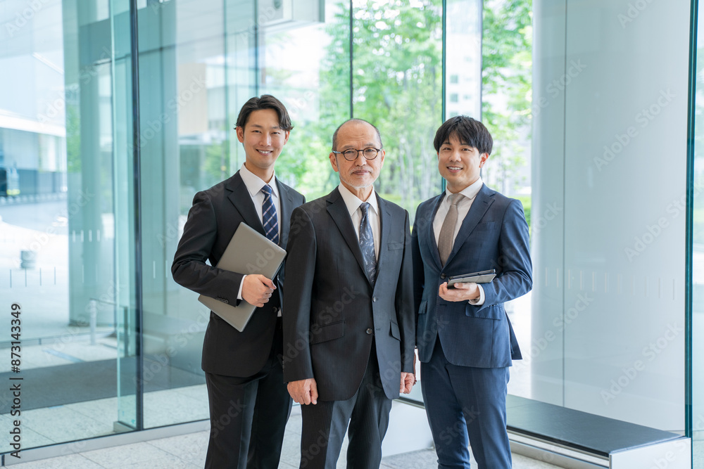 様々な世代の男性ビジネスマン 様々な世代の男性ビジネスマン