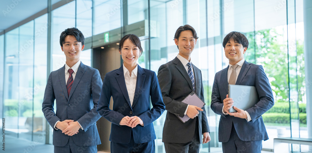 4人の男女のビジネスマン