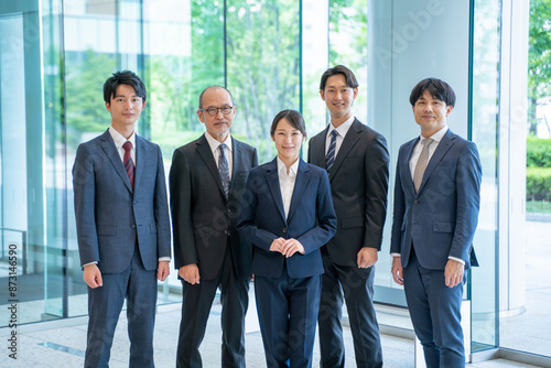 Foto 様々な世代の男女のビジネスマン