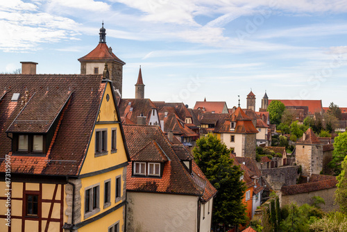 Panoramablick über die bunte und historische mittelalterliche Stadt Rothenburg ob der Tauber. Mit den bunten Fachwerkfassaden und den vielen berühmten Türmen und der Stadtmauer