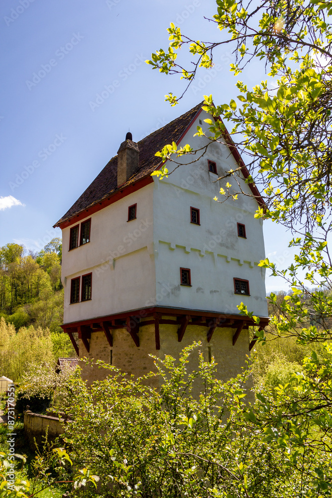 Fototapeta premium der berühmte Wohnturm Topplerschlösschen im Taubertal bei Rothenburg ob der Tauber