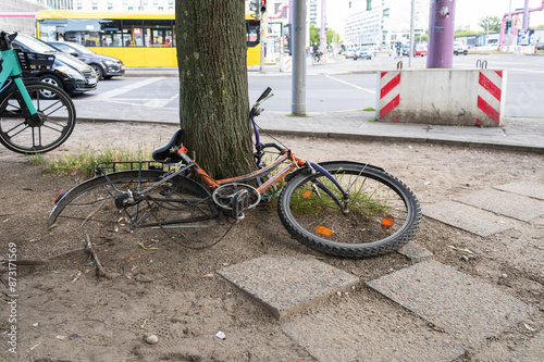 Bei einem Fahrrad wurden Teile abgebaut nun liegt es als Müll am Strassenrand