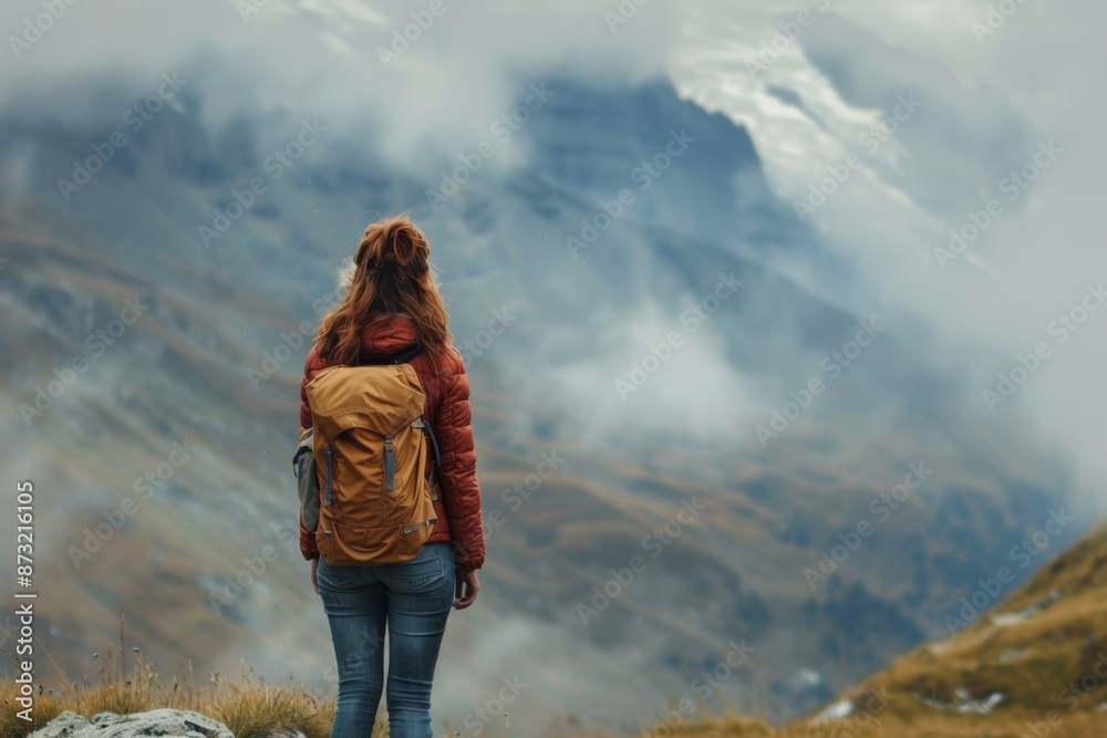 Naklejka premium brunnete woman in mountain tour concept