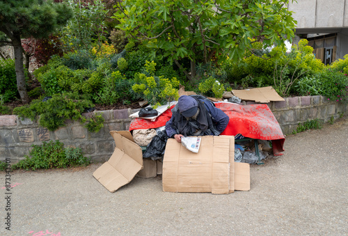 Fototapeta Naklejka Na Ścianę i Meble -  Un sans domicile fixe et ses détritus dans une rue de paris en France
