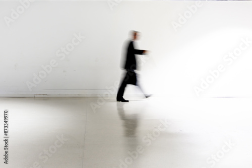 silouhette flou sur fond blanc pour illustration voyage, business, humains