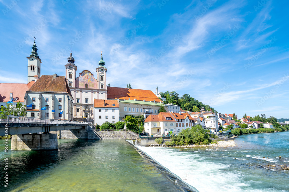 Obraz premium Sankt Michael Kirche und Enns Fluss, Steyr, Österreich 