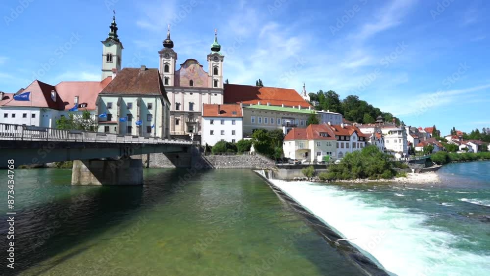 Sankt Michael Kirche und Enns Fluss, Steyr, Österreich Sankt Michael Kirche und Enns Fluss, Steyr, Österreich