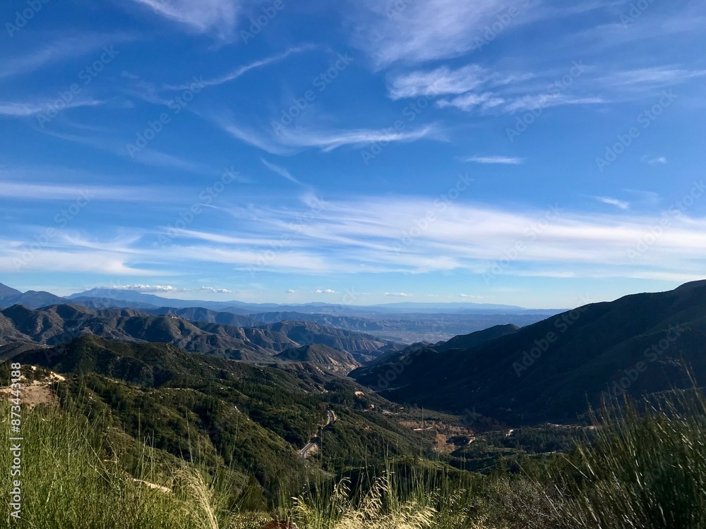 Naklejka premium mountains under the blue sky