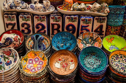 Obraz na płótnie Traditional Turkish colorful ceramic souvenirs at Bazaar in Istanbul, Turkey. w salonie