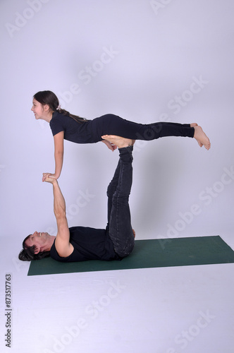 pai com filha  pose alongamento  acroyoga  photo