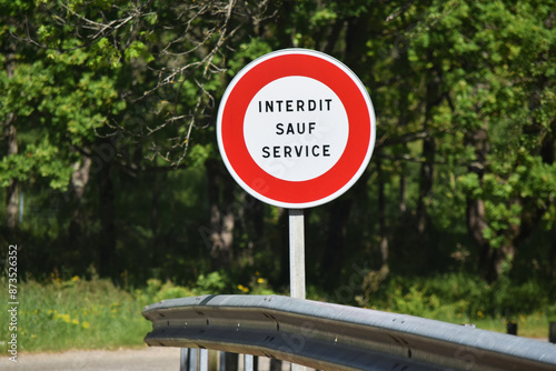 Panneau de signalisation avec mention interdit sauf service photo