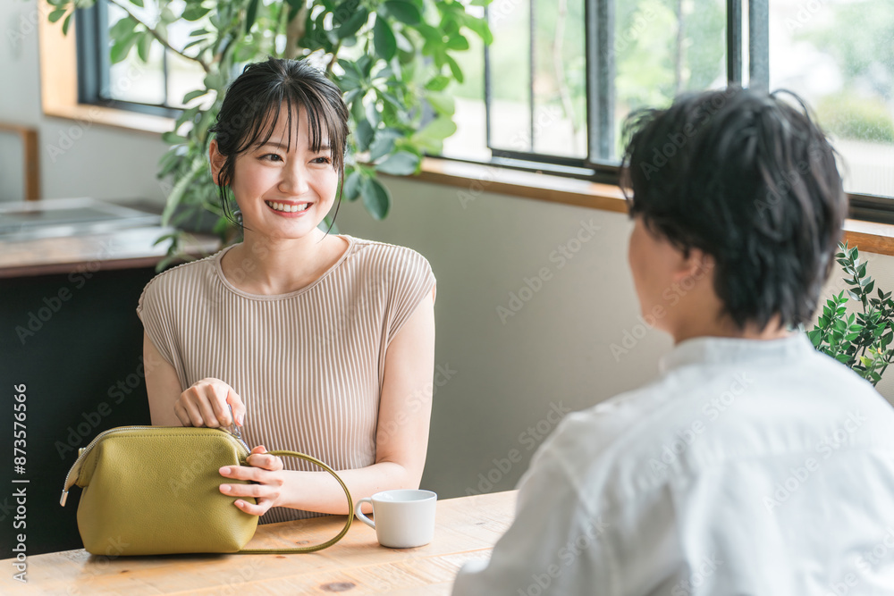 デートでカフェ・飲食店・レストランに来た笑顔の女性
デートでカフェ・飲食店・レストランに来た笑顔の女性