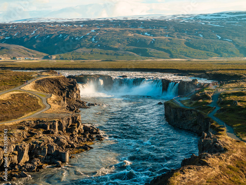 Foto Aerial view of Godafoss Waterfall during sunset in Northern Iceland, showcasing its stunning beauty
