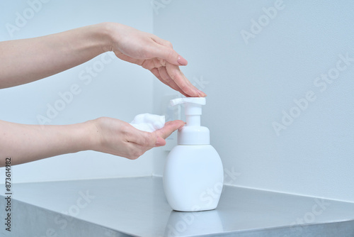 ハンドソープで手を洗う女性の手元