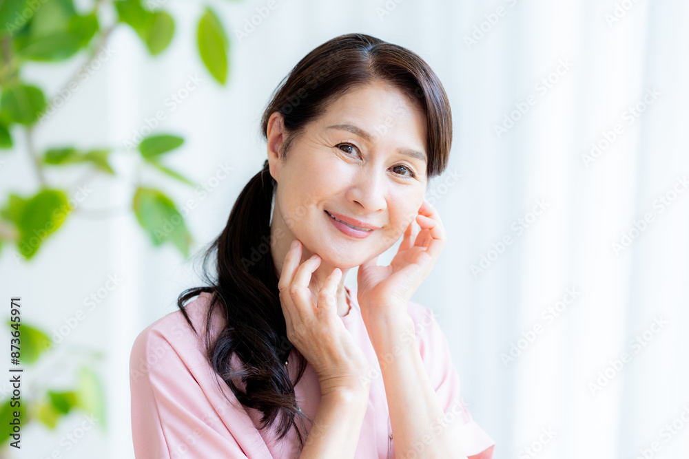 スキンケアをするシニア女性 スキンケアをするシニア女性