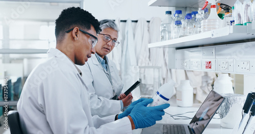 Foto Science, people and lab discussion for research, mature woman and mentor with tablet for experiment compliance report