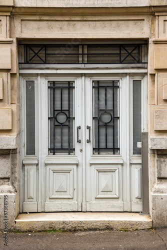 Obraz na płótnie old wooden double door in building w salonie