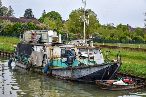 Obraz na płótnie abandoned boat on a river in France w salonie