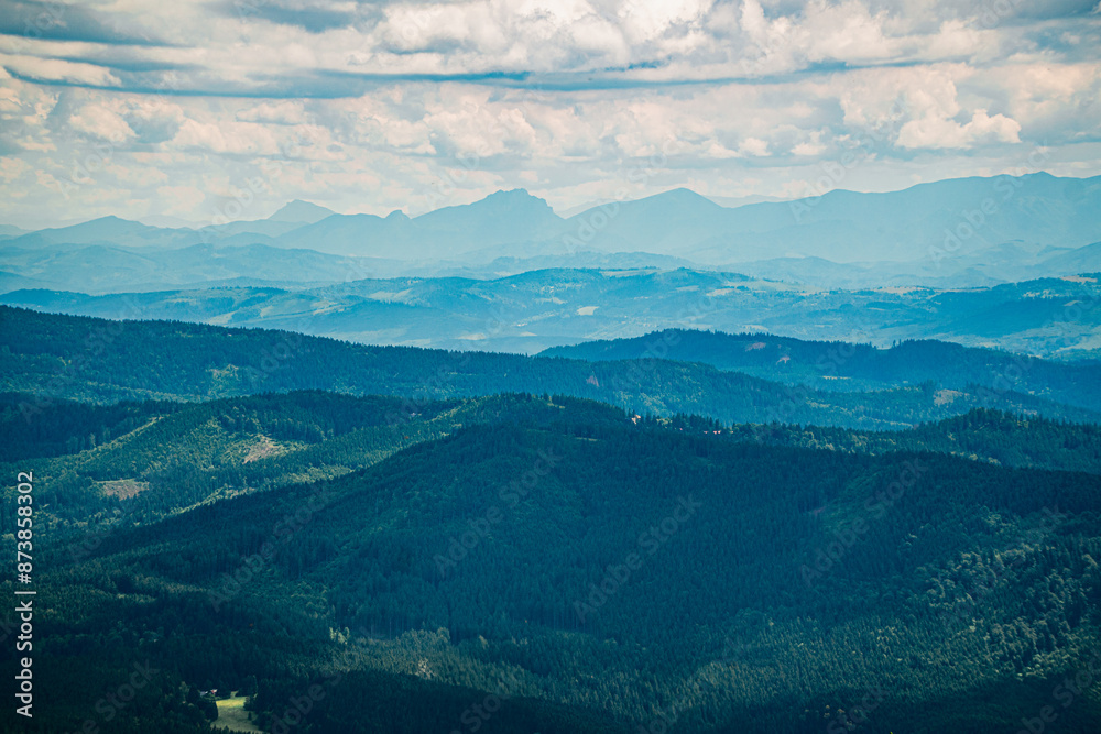 Góry, Beskid Morawsko-Śląski w Czechach, panorama ze szczytu Łysej Góry latem.