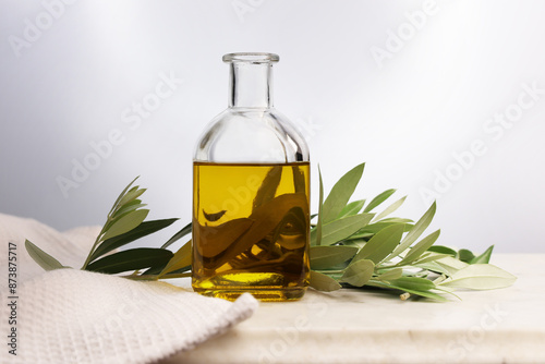 Bild auf Leinwand Still life con boccetta di olio extravergine di oliva e foglie d’olivo