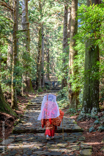 Obraz na plátne Japanese woman wearing traditional Heian Period costume at the Kumano Kodo Pilgr