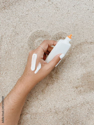 Aplicando protector solar en crema
