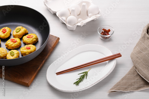 Принти на полотні 계란을 이용한 완성된 전요리와 빈접시위에 조리용 젓가락이 있다.
