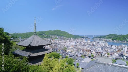天寧寺三重塔と尾道市の街並み　広島県尾道市