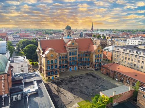 Bytom, Zabytkowe Liceum Sikorak, Sikorak, LO IV, Śląsk, zdjęcie z drona, widok z góry na zabytkowe liceum photo
