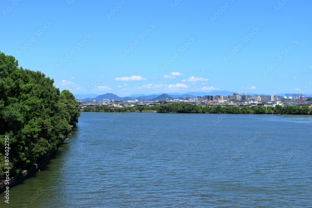 Fototapeta premium 琵琶湖畔の帰帆島にかかる橋からの草津市街地方向の風景