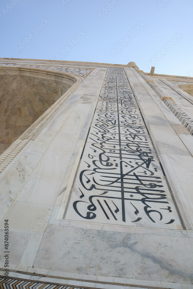 Obraz premium Religious Verses of Quran carved on the white marble walls of the famous Taj Mahal Mausoleum in Agra fort, India..