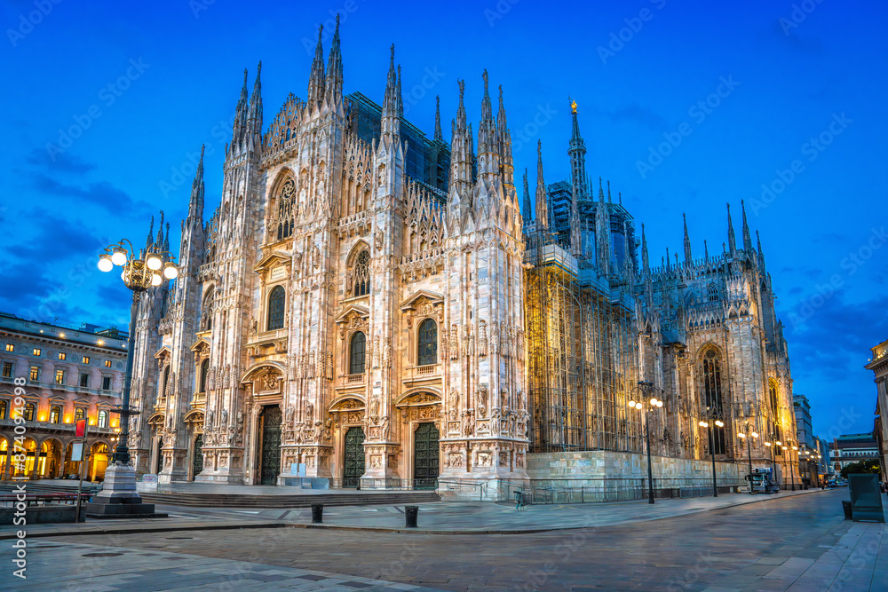 Fototapeta premium Milan Cathedral and Piazza del Duomo square landmarks evening view