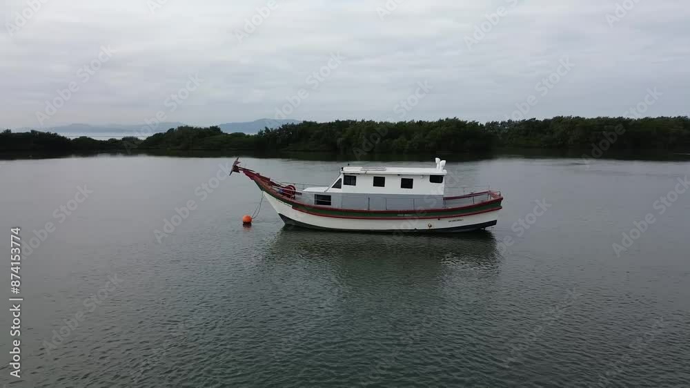 Barco no rio.