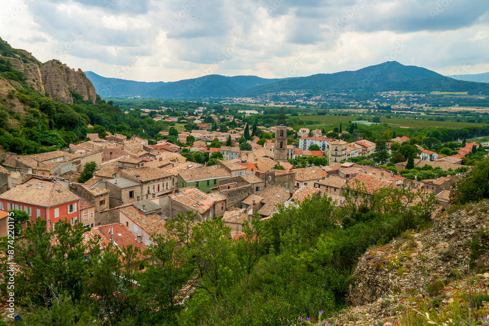 Fototapeta premium Les Mées, village Français, ville française, photographie de voyage, tourisme, touristique, vue de la ville des Mées