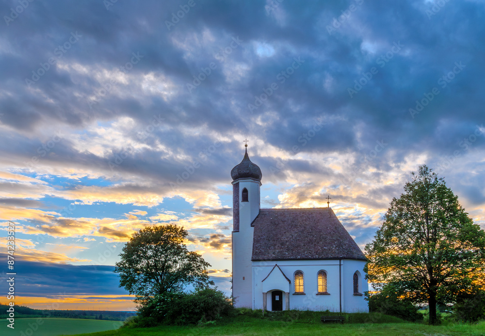 Wolken über der Kreuzberg Kapelle bei Wessobrunn am Abend, Bayern, Deutschland, Europa