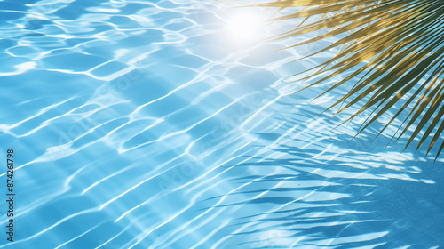Fond d'une eau turquoise, bleue avec des reflets et du mouvement. Feuille de palmier. Pour conception et création graphique. Vacances, soleil, été, voyage.