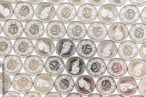 Obraz na płótnie coins linearly spread on white background w salonie
